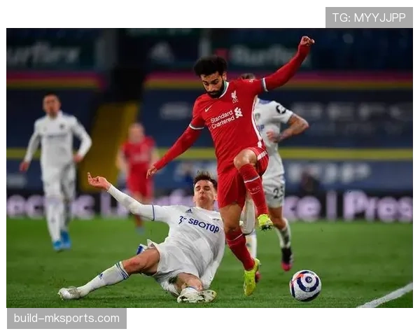 利兹联边路突破犀利,战术革新引领进攻新潮流 利兹联边路突破犀利,战术革新引领进攻新潮流