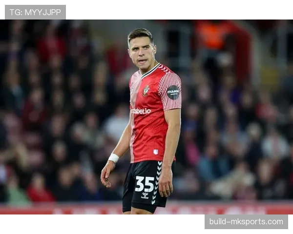 扬·贝德纳雷克在英超赛季中的防守表现稳健,助力球队争夺冠军的希望增强 扬·贝德纳雷克在英超赛季中的防守表现稳健,助力球队争夺冠军的希望增强