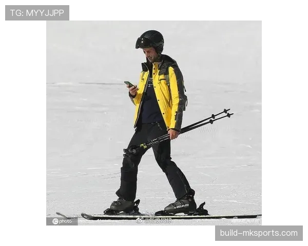 德约科维奇度假照里端着金勺吃早餐，这生活档次把我打回月光族