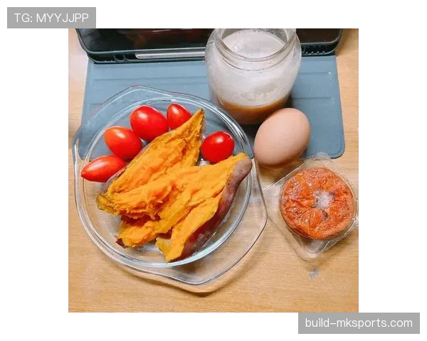 掌敏洁训练完顺手啃个鸡腿，这自律和放纵的切换也太丝滑了