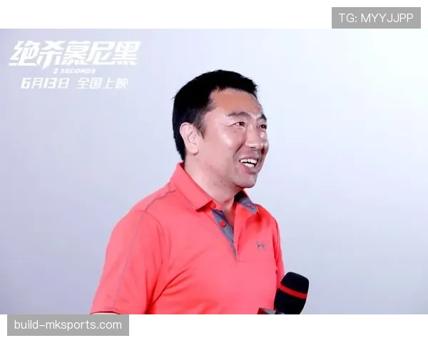 龚翔宇训练完随手啃鸡腿的样子，真不像拿过奥运金牌的人